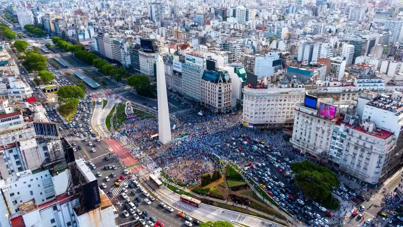 Multitud reunida en el Obelisco de Buenos Aires: Fundación Apolo trabaja para que el Estado cumpla la ley